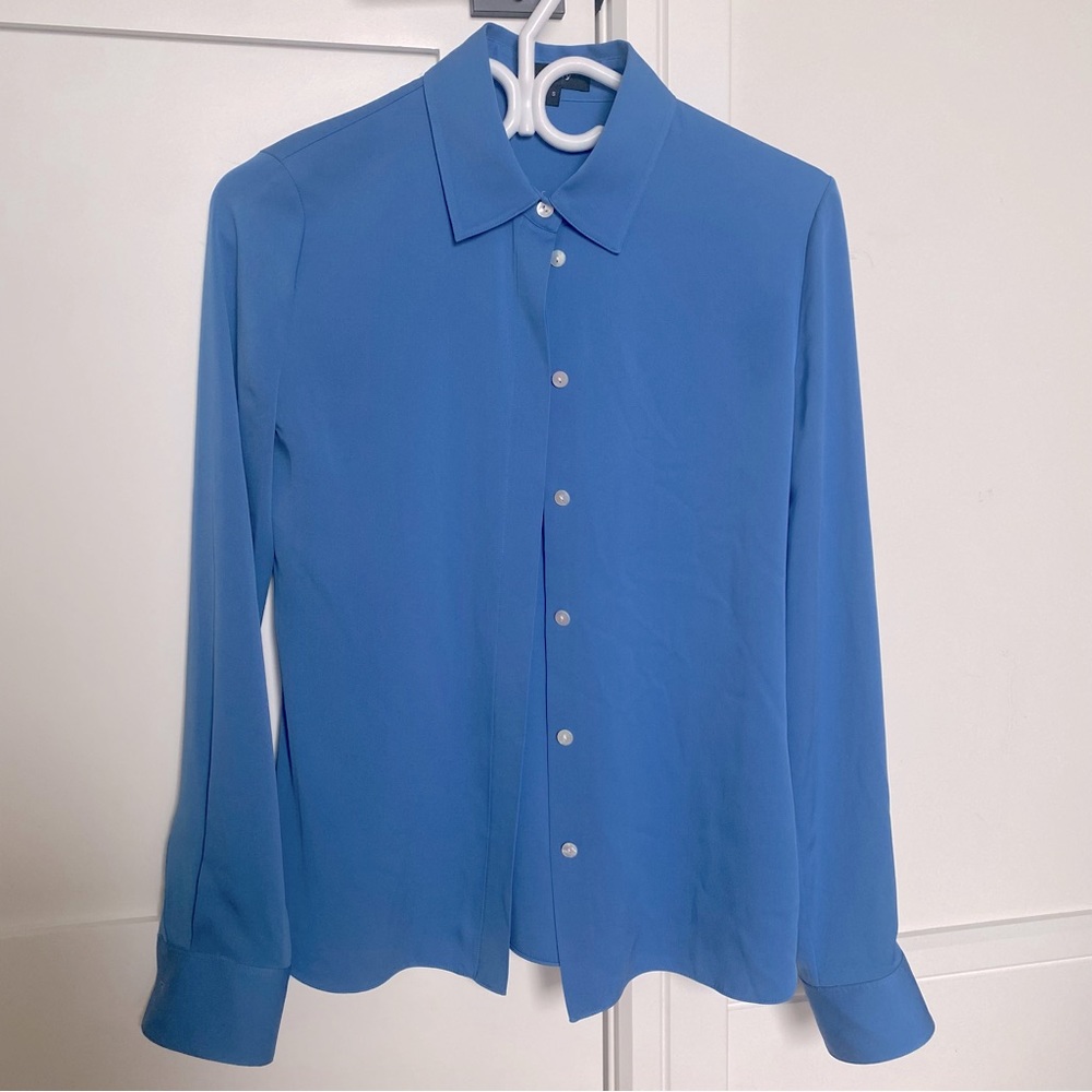 Last chance! Theory classic fitted silk shirt